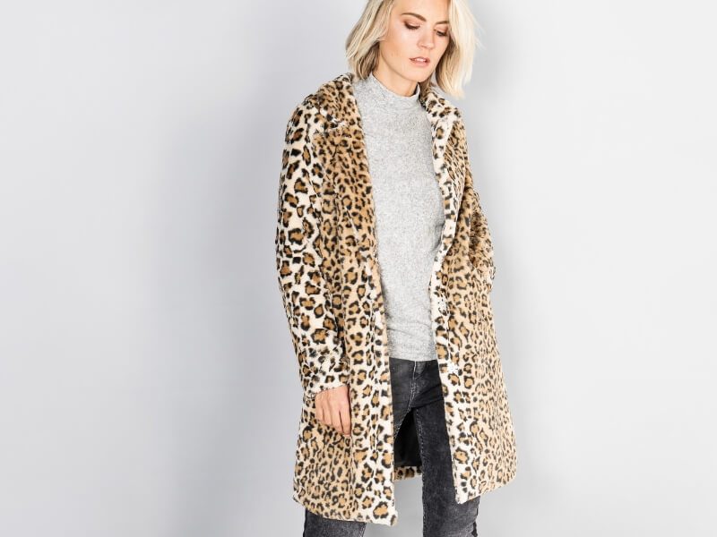 Outfit mit Leo-Mantel