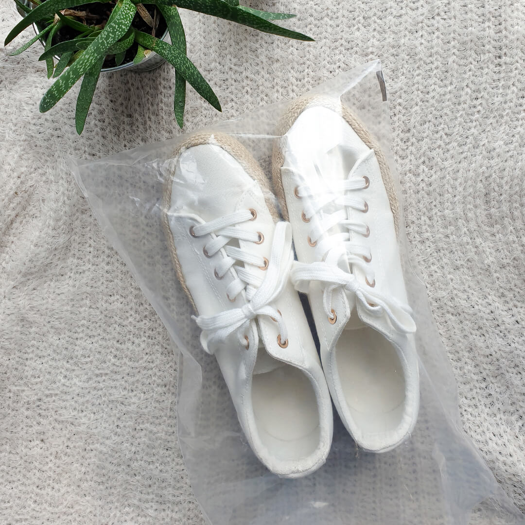 Schuhe im Plastikbeutel